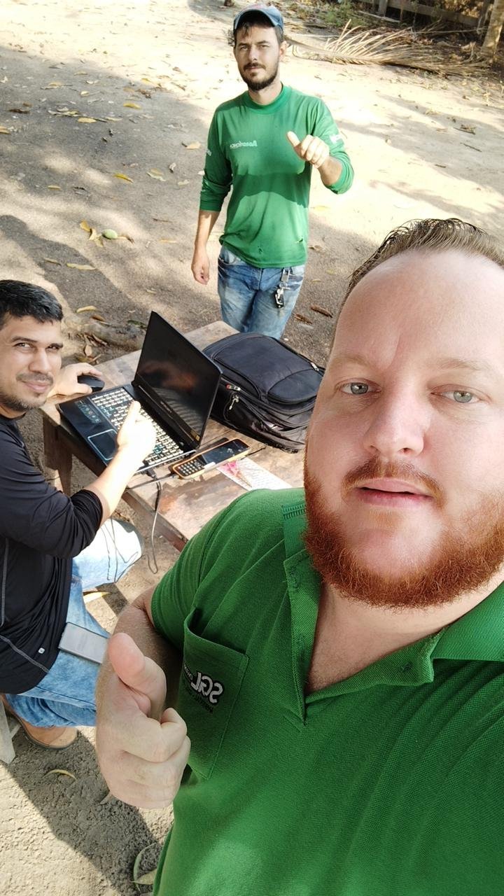 Equipe processando dados durante serviço em campo