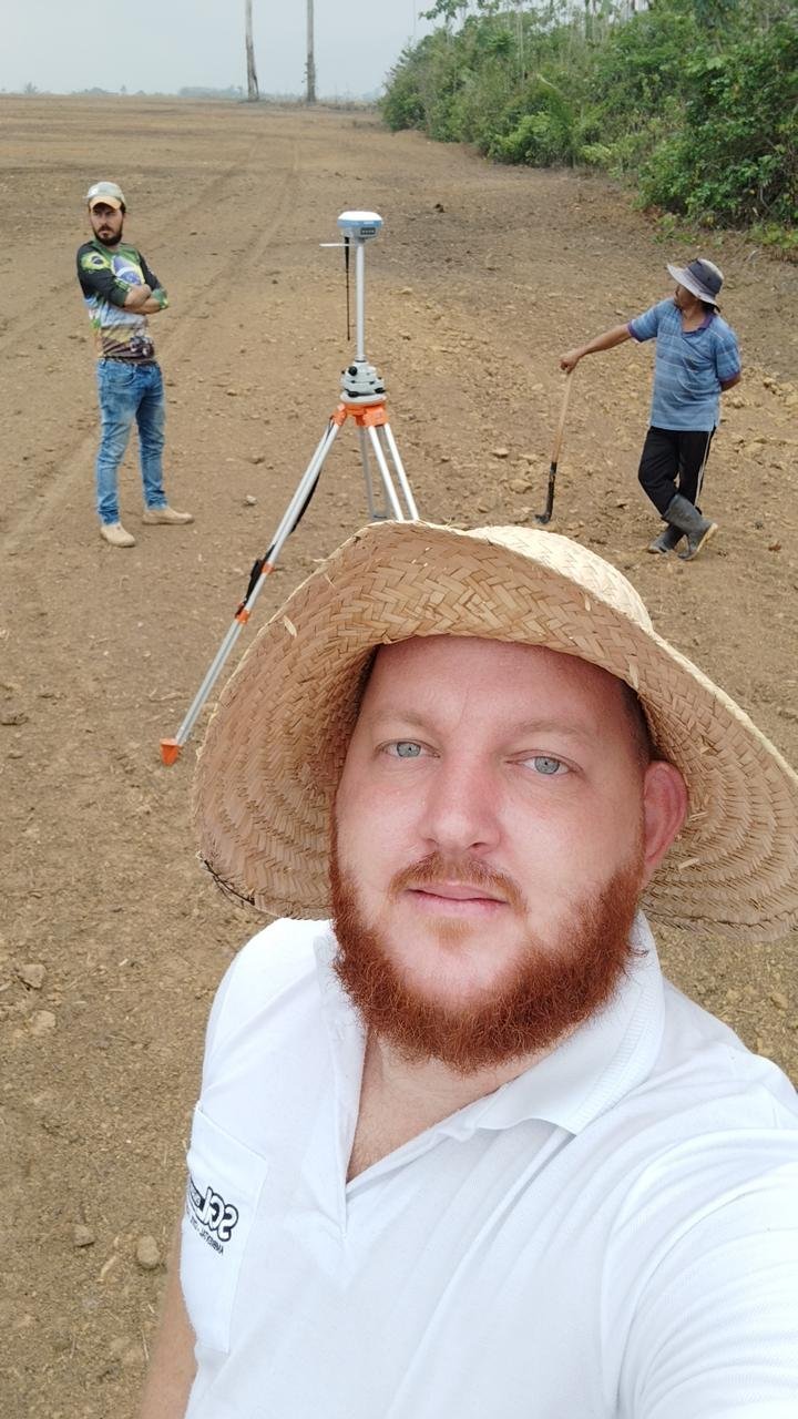 Equipe realizando levantamento com receptor GNSS